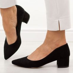 Czarne zamsz skórzane Polskie czółenka damskie na obcasie Prestige 2235/obl. Czarne czółenka damskie Prestige, bez wzorów, ze skóry, biznesowe, bez obcasa, na obcasie, bez zapięcia. Za 419.00 zł.