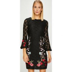 Desigual - Sukienka. Szare sukienki damskie Desigual, z haftami, z elastanu, casualowe, z okrągłym kołnierzem. W wyprzedaży za 349.90 zł.