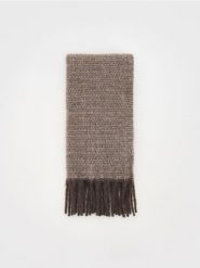 Miękki szalik z frędzlami - brązowy. Brązowe szaliki i chusty damskie Reserved, bez wzorów. W wyprzedaży za 59.99 zł.