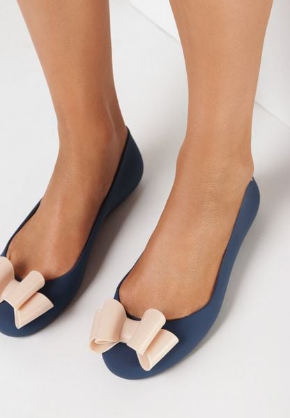 Granatowo-Beżowe Balerinki Nautine. Niebieskie baleriny damskie Born2be, z aplikacjami, z gumy, eleganckie, bez obcasa, na płaskiej podeszwie. Za 49.99 zł.