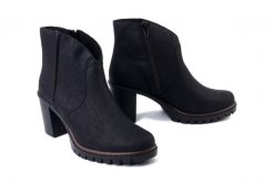 RIEKER Y2553-00 black, botki damskie. Czarne botki damskie Rieker, bez obcasa, na obcasie, bez zapięcia. Za 329.90 zł.