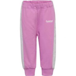 Spodnie dresowe dla niemowląt Hummel Mini Loose. Fioletowe spodenki niemowlęce Hummel, bez wzorów, z bawełny. Za 176.50 zł.