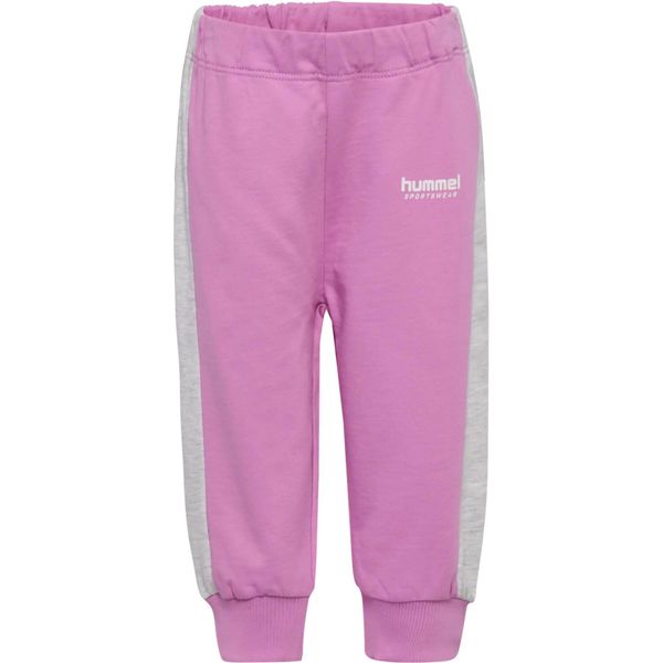 Spodnie dresowe dla niemowląt Hummel Mini Loose. Fioletowe spodenki niemowlęce Hummel, bez wzorów, z bawełny. Za 116.50 zł.