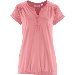 Shirt bawełniany z dekoltem henley, krótki rękaw bonprix dymny jasnoróżowy. Czerwone bluzki damskie bonprix, bez wzorów, z bawełny, bez kołnierzyka, bez ramiączek. Za 37.99 zł.