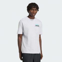 KOSZULKA Z GRAFIKĄ MERCEDES - AMG PETRONAS FORMULA 1 TEAM 01. Szare koszulki sportowe męskie Adidas, l, bez wzorów, z bawełny, bez kołnierzyka, bez ramiączek. Za 179.00 zł.