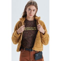 Rozpinana bluza ze sztucznego baranka - Brązowy. Bluzy damskie Cropp. W wyprzedaży za 49.99 zł.