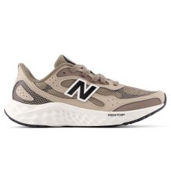 Buty damskie New Balance Fresh Foam Arishi v4 WARIS682 – beżowe. Brązowe obuwie sportowe damskie New Balance, bez wzorów, z materiału, do biegania. Za 429.99 zł.