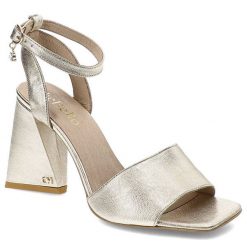 Złote Eleganckie Sandały Chebello Obuwie Damskie Ze Skóry Naturalnej. Żółte klapki damskie CheBello, bez wzorów, ze skóry, bez obcasa, na obcasie, bez zapięcia. Za 409.00 zł.