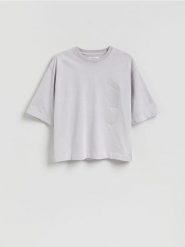 T-shirt boxy z naszywką - lawendowy. Fioletowe t-shirty męskie Reserved, l, z aplikacjami, z bawełny, bez kołnierzyka. Za 79.99 zł.