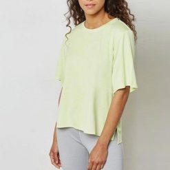 Adidas Koszulka damska Cool Tee żółta r. XS (CF3912). Żółte t-shirty damskie Adidas, xs, bez wzorów, bez kołnierzyka. Za 68.87 zł.