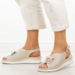 Beżowe skórzane sandały damskie Jezzi 9759. Brązowe sandały damskie Jezzi, z aplikacjami, z jeansu, bez obcasa, na platformie, bez zapięcia. Za 229.00 zł.