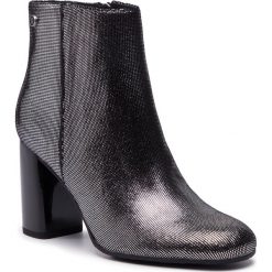 Botki TOMMY HILFIGER - Shiny Metallic Suede Bootie FW0FW03695 Dark Silver 015. Szare kozaki damskie Tommy Hilfiger, z materiału, bez obcasa, na obcasie. W wyprzedaży za 389.00 zł.