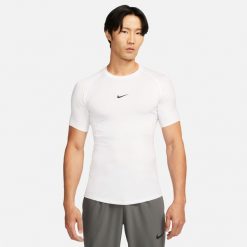 Męskie koszulka z krótkim rękawem PRO DRI-FIT TIGHT SHORT-SLEEVE FITNESS TOP. Białe koszulki sportowe męskie Nike, m, bez wzorów, z dzianiny, bez kołnierzyka, bez ramiączek, na fitness i siłownię, dri-fit (nike). Za 177.45 zł.
