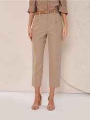Spodnie carrot z nogawką w kant i paskiem - beżowy. Brązowe spodnie materiałowe damskie Sinsay, l, bez wzorów. Za 59.99 zł.