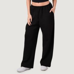 Spodnie damskie fitness oversize z kieszeniami czarne NEO. Czarne spodnie dresowe damskie GYMBEAM, l, bez wzorów, z bawełny. Za 132.90 zł.
