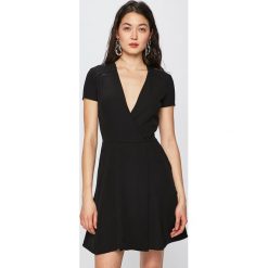Trussardi Jeans - Sukienka. Czarne sukienki damskie TRUSSARDI JEANS, na co dzień, bez wzorów, z elastanu, casualowe, bez kołnierzyka, bez ramiączek, mini, proste. W wyprzedaży za 359.90 zł.