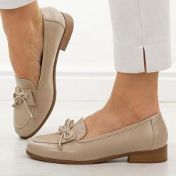 Beżowe półbuty damskie M.Daszyński 25113-2. Brązowe półbuty damskie M.Daszyński, na jesień, z aplikacjami, z materiału, biznesowe, bez obcasa, na płaskiej podeszwie, bez zapięcia. Za 179.00 zł.