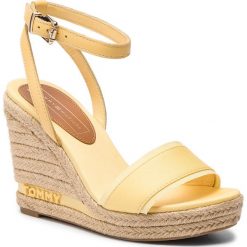 Espadryle TOMMY HILFIGER - Iconic Elena Tommy Pastel FW0FW04074 Golden Haze 731. Żółte klapki damskie Tommy Hilfiger, bez wzorów, z materiału, bez obcasa, na obcasie. W wyprzedaży za 299.00 zł.