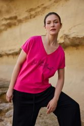 T-shirt z nadrukiem fuksjowy. Bluzki damskie MOODO, l, bez wzorów, z bawełny, bez kołnierzyka, bez ramiączek. Za 39.99 zł.