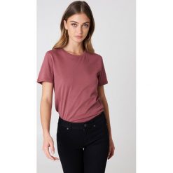NA-KD Basic T-shirt basic - Pink. Różowe t-shirty damskie NA-KD Basic, z bawełny, z okrągłym kołnierzem. Za 52.95 zł.