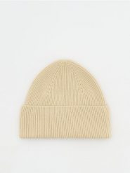 Bawełniana czapka beanie - kremowy. Białe czapki i kapelusze męskie Reserved, bez wzorów, z bawełny. W wyprzedaży za 19.99 zł.
