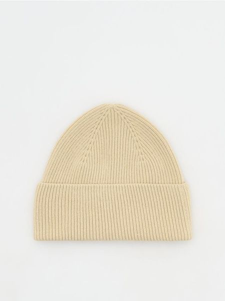 Bawełniana czapka beanie - kremowy. Białe czapki i kapelusze męskie Reserved, bez wzorów, z bawełny. W wyprzedaży za 19.99 zł.