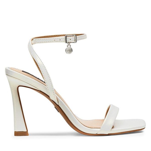 Sandały Nine West. Białe sandały damskie Nine West, bez wzorów, bez obcasa, na słupku, bez zapięcia. Za 159.99 zł.