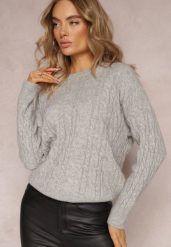 Szary Sweter z Okrągłym Dekoltem i Splotem w Warkocze Dawnitta. Szare swetry damskie Renee, bez wzorów, z dzianiny, casualowe, bez kołnierzyka, bez ramiączek, długie, bez kaptura. Za 79.99 zł.