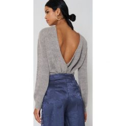 NA-KD Trend Dzianinowy sweter z kopertowym tyłem - Grey. Swetry damskie marki NA-KD Trend. Za 121.95 zł.