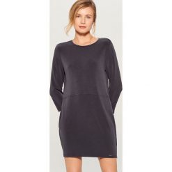 Sukienka oversize z kieszeniami - Szary. Sukienki damskie marki Mohito. Za 99.99 zł.