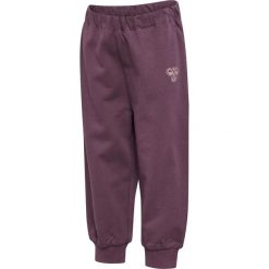 Szerokie spodnie dla niemowląt Hummel Solid. Fioletowe spodenki niemowlęce Hummel, bez wzorów, z bawełny. Za 149.00 zł.