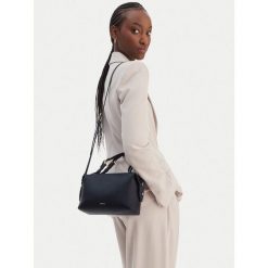 Torebka Furla. Niebieskie torebki do ręki damskie Furla, bez wzorów, klasyczne, bez dodatków. Za 1,179.00 zł.