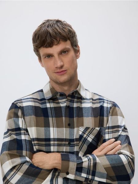 Koszula regular fit w kratę - beżowy. Brązowe koszule męskie Reserved, l, bez wzorów, z tkaniny, bez kołnierzyka, bez ramiączek. Za 129.99 zł.