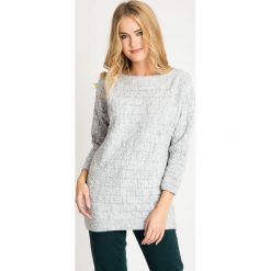 Szary sweter z rękawem 3/4 QUIOSQUE. Szare swetry damskie QUIOSQUE, na zimę, z puchu, z dekoltem w łódkę. Za 189.99 zł.