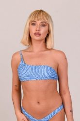 Moroccan Dream Bikini Top z odkrytymi ramionami. Niebieskie bikini damskie OOSC, m, bez wzorów, z materiału, z asymetrycznym kołnierzem, bez ramiączek. Za 122.99 zł.
