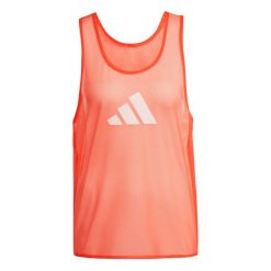 Śliniak treningowy adidas BIB24. Czerwone śliniaki dla dzieci Adidas, bez wzorów, z materiału. Za 45.00 zł.