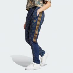 Spodnie dresowe adidas x FARM Rio Tiro. Niebieskie spodnie dresowe damskie Adidas, s, bez wzorów, z dresówki. Za 243.99 zł.