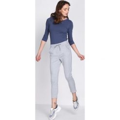Jasnoszare Spodnie Dresowe Walk Free. Szare spodnie dresowe damskie Born2be, z dresówki. Za 34.99 zł.