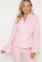 Różowa Marynarka z Szerokimi Rękawami i Asymetrycznym Wiązaniem Sanessia. Czerwone żakiety damskie Born2be, bez wzorów, z jeansu, eleganckie. Za 119.99 zł.