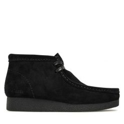Trzewiki Clarks. Czarne botki damskie Clarks, bez obcasa, na płaskiej podeszwie, bez zapięcia. Za 519.99 zł.