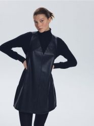Sukienka z imitacji skóry - czarny. Czarne sukienki damskie Reserved, l, bez wzorów, ze skóry, bez kołnierzyka, bez ramiączek, mini. Za 139.99 zł.