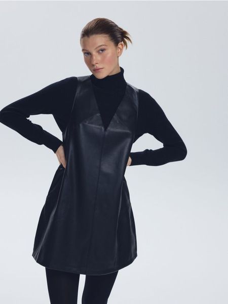 Sukienka z imitacji skóry - czarny. Czarne sukienki damskie Reserved, l, bez wzorów, ze skóry, bez kołnierzyka, bez ramiączek, mini. Za 139.99 zł.