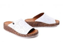 MANITU 900185-03 weiss, klapki damskie. Białe klapki damskie Manitu, bez wzorów, ze skóry, bez obcasa, na koturnie. Za 229.42 zł.