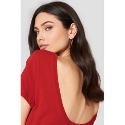 NA-KD Basic T-shirt z odkrytymi plecami - Red. Czerwone t-shirty damskie NA-KD Basic, z bawełny, z dekoltem na plecach. Za 52.95 zł.