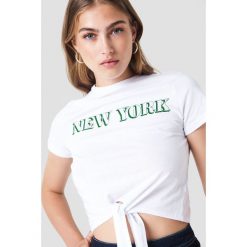 Trendyol Krótki t-shirt z wiązaniem New York - White. Białe t-shirty damskie Trendyol, z nadrukiem. W wyprzedaży za 30.48 zł.