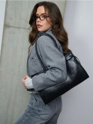 Torba na ramię z imitacji gniecionej skóry - czarny. Czarne torby na ramię damskie Sinsay, bez wzorów, ze skóry, bez dodatków. Za 59.99 zł.