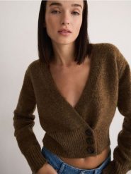 Krótki kardigan z kopertową zakładką - brązowy. Brązowe kardigany damskie Reserved, l, bez wzorów, z dzianiny, krótkie. W wyprzedaży za 89.99 zł.