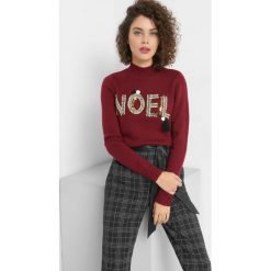 Sweter z błyszczącym napisem. Czerwone swetry damskie Orsay, z dzianiny, z golfem. Za 119.99 zł.