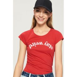 T-shirt Stay weird - Czerwony. Czerwone t-shirty damskie Sinsay. Za 9.99 zł.