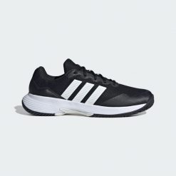 Buty Gamecourt 2 Tennis. Białe buty sportowe męskie Adidas, z gumy, bez zapięcia, tenisowe. Za 299.00 zł.